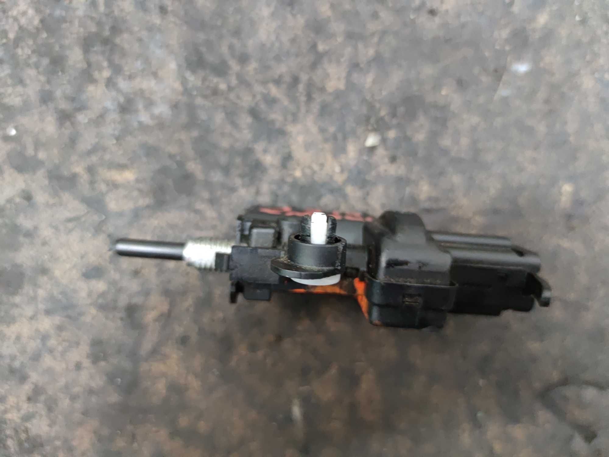 Renault Modus FL Siłownik Klapki Wlewu Paliwa