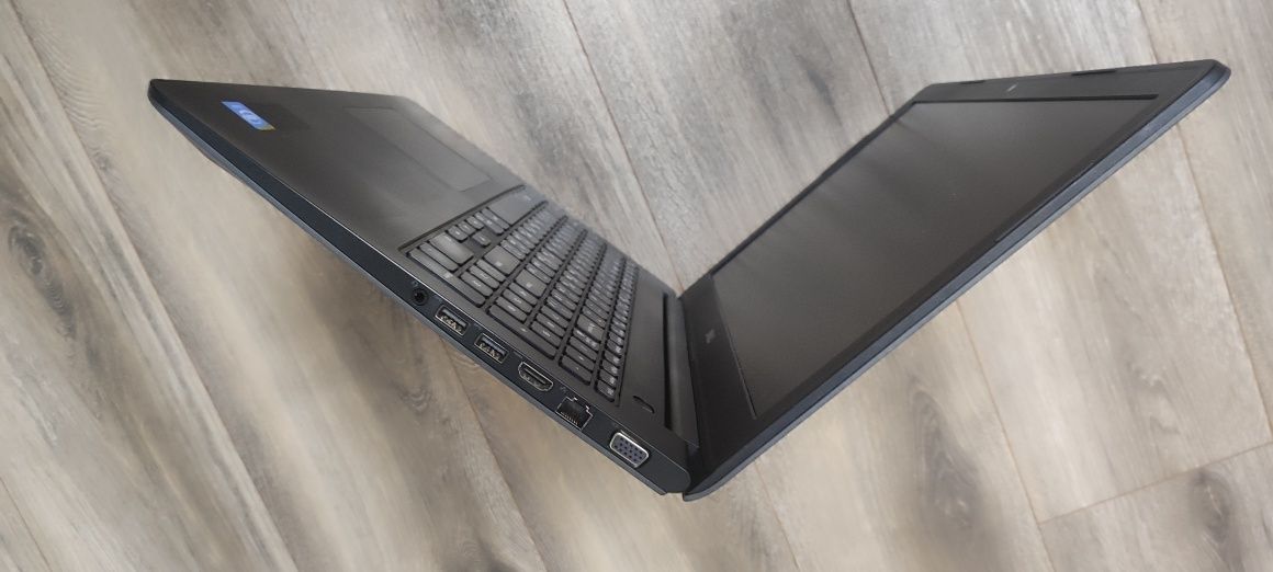 Крутий ноутбук Dell Latitude 3550, Celeron 3250U, 8GB, SSD 360GB, 15.6