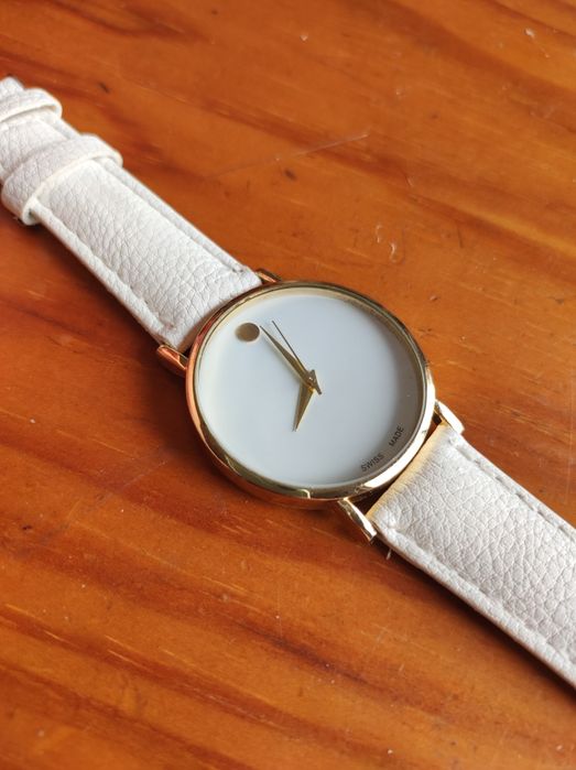 Relógio Branco e Dourado