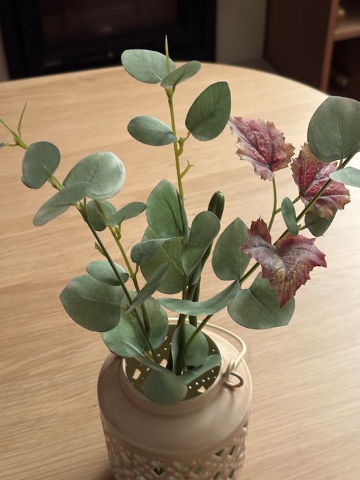 Decoração com flor ou porta-vela.