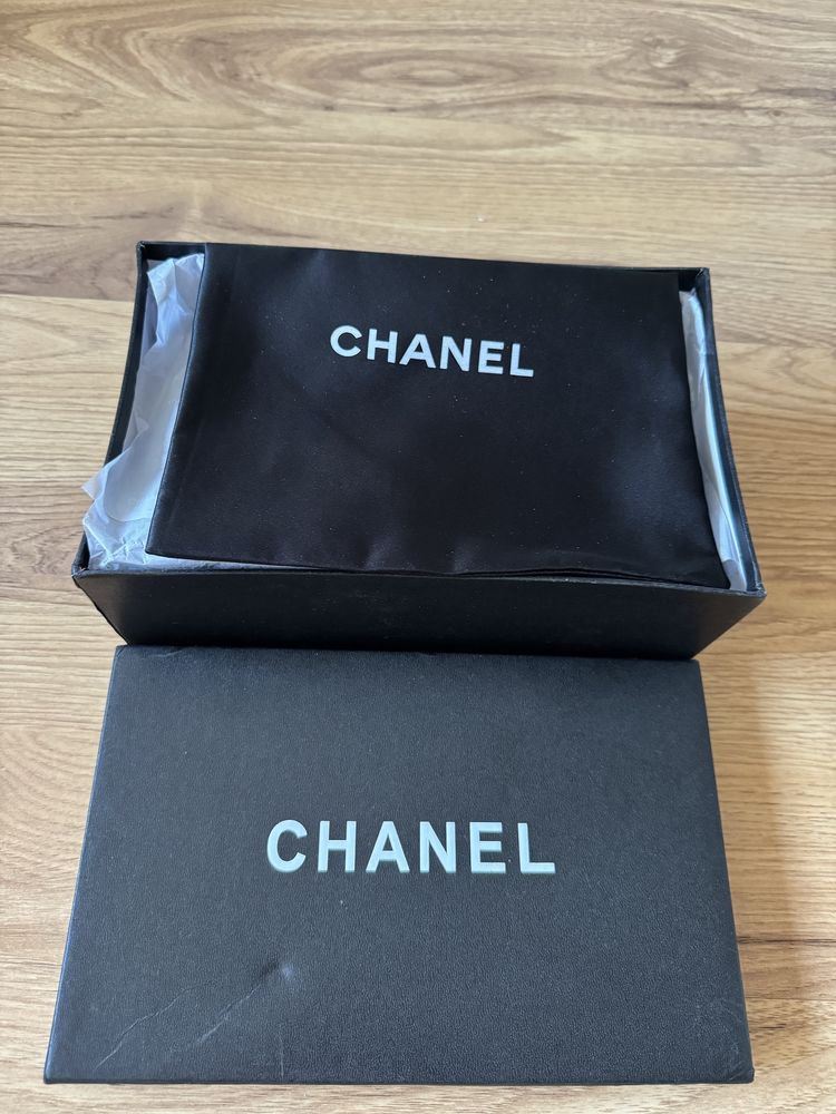 Czarne klapki Chanel 39