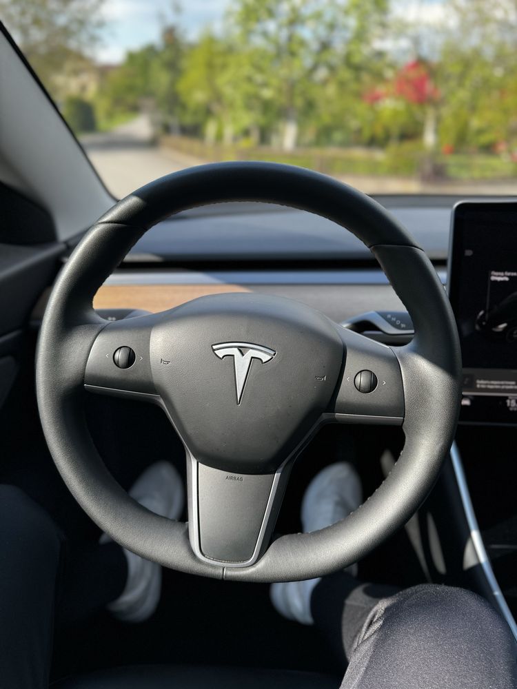 Tesla Model 3.