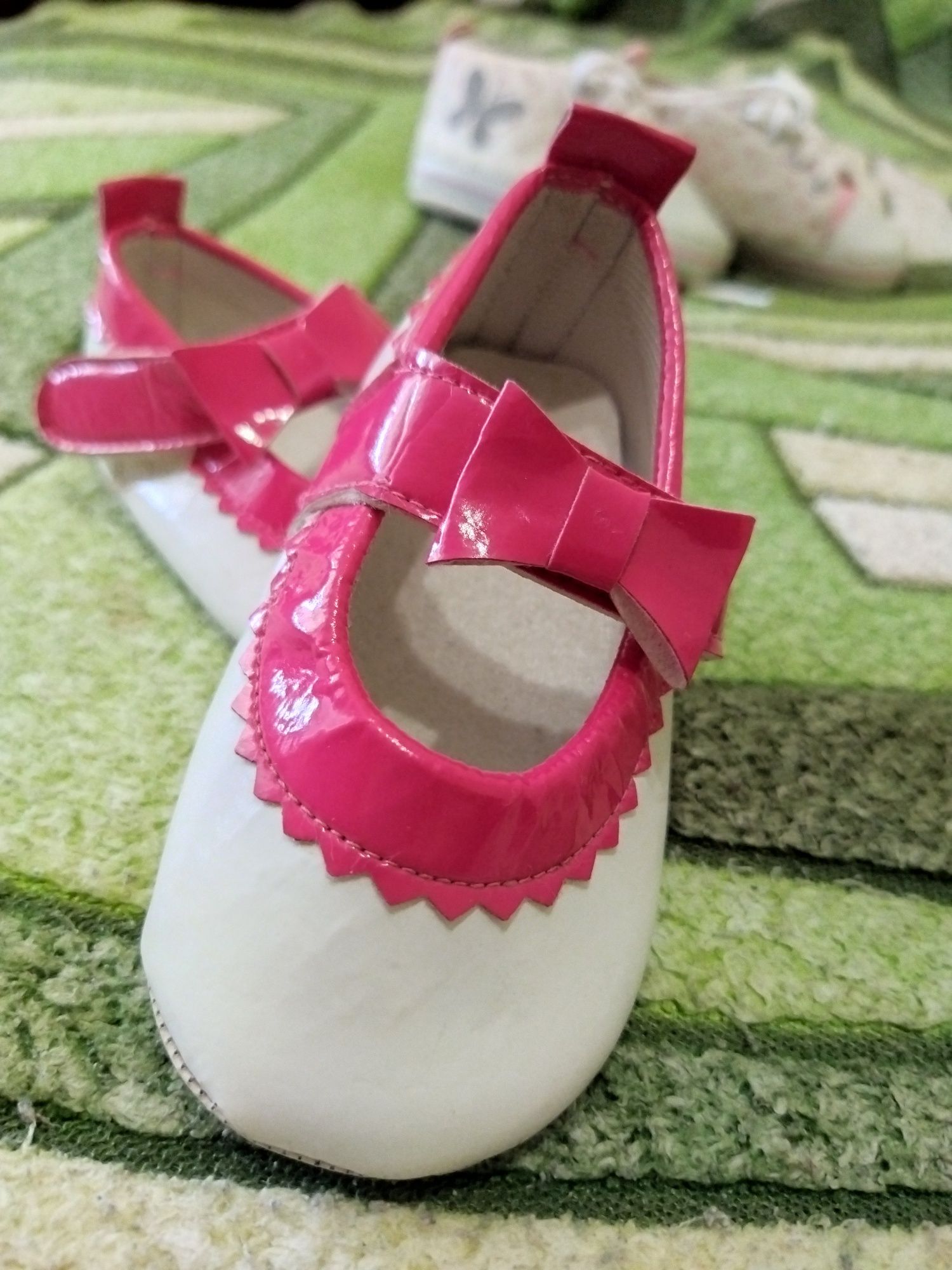 Босоноге дитяче взуття для дівчинки