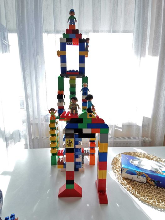 Duży zestaw LEGO DUPLO - setki elementów + figurki – godziny zabawy!
