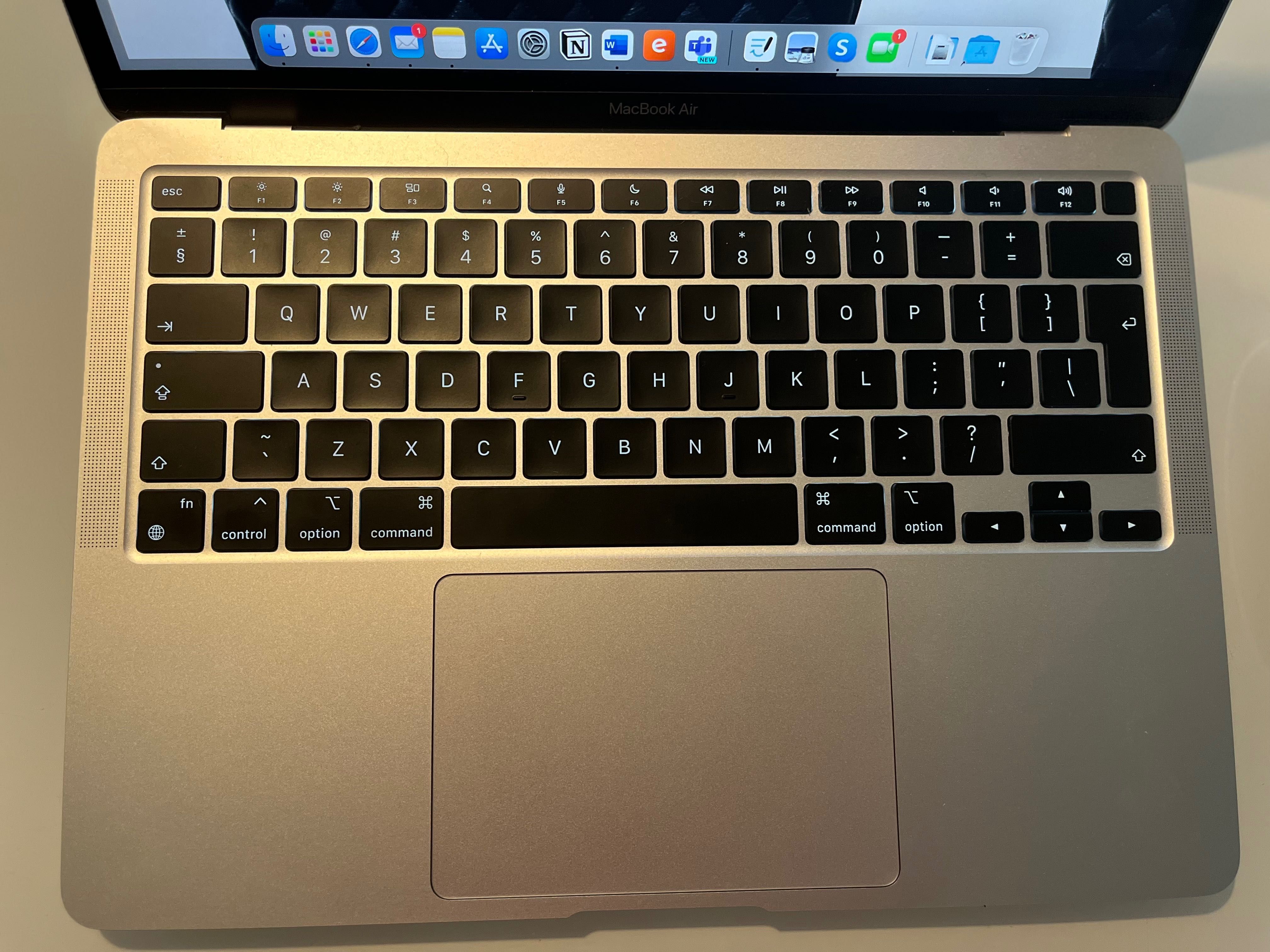 MacBook 13.3 Retina M1 plus Magic Mouse jak nowy