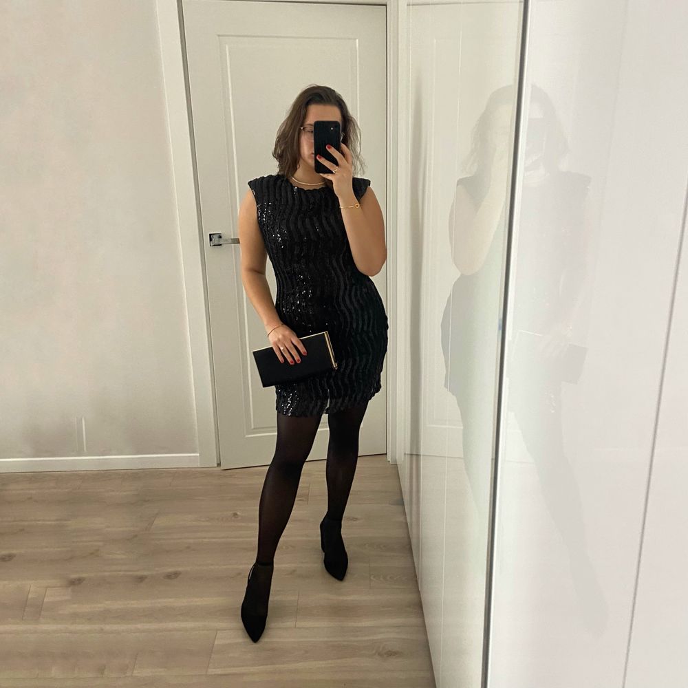 Sukienka w cekiny czarna damska elegancka prosta 40 L
