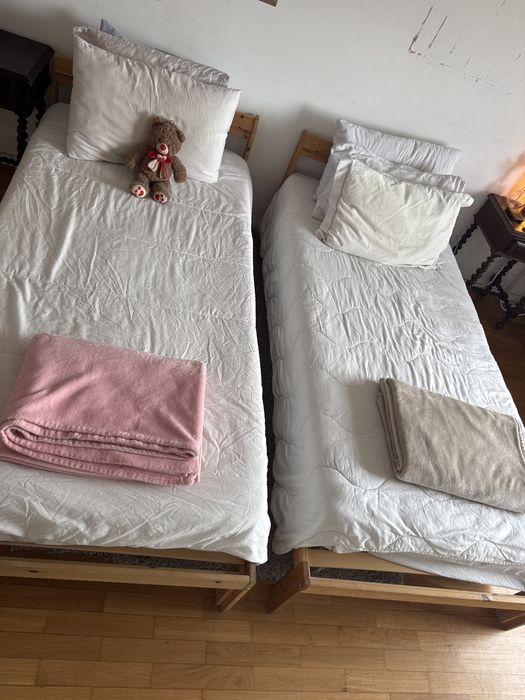 Duas camas solteiro com colchao