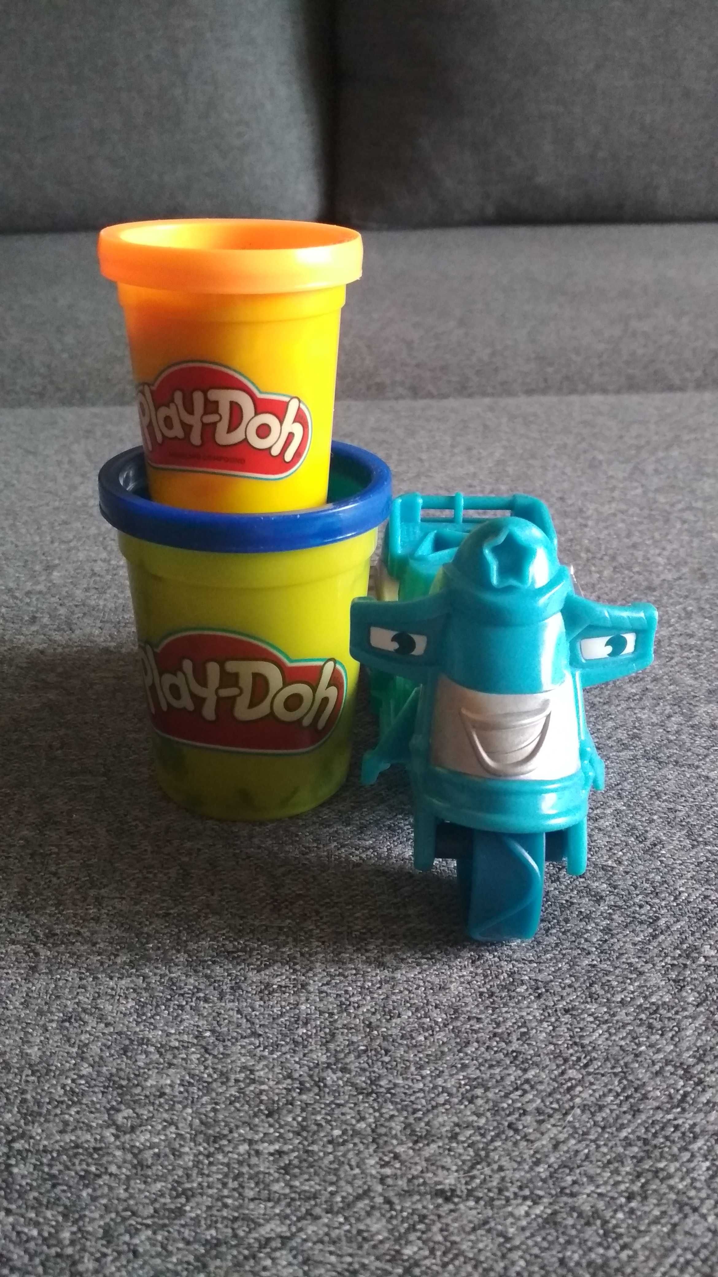 Продам Play-Doh машинка+пластелин всё оригинал.