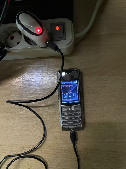 Продаётся телефон Vertu в рабочем состоянии с зарядкой