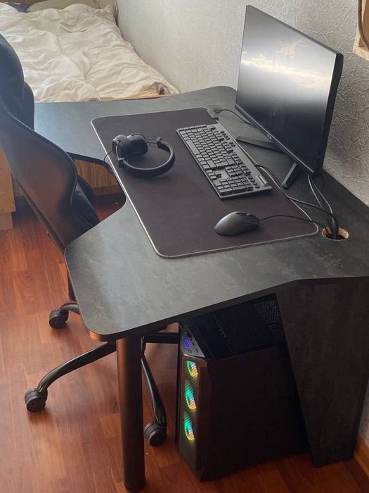 Компютер игровой! В комплекте стол и стул!