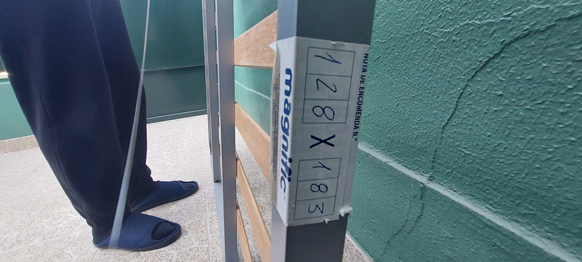 Cama em castanho com  estrado usados mas bom estado.