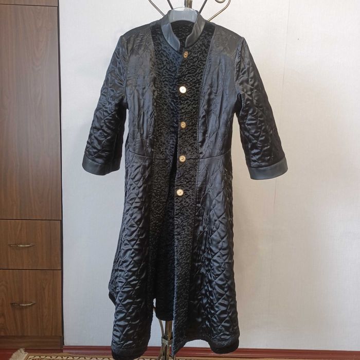 ЭЛЕГАНТНАЯ Стильная  Эко Шуба под КАРАКУЛЬ ,  чёрного цвета .