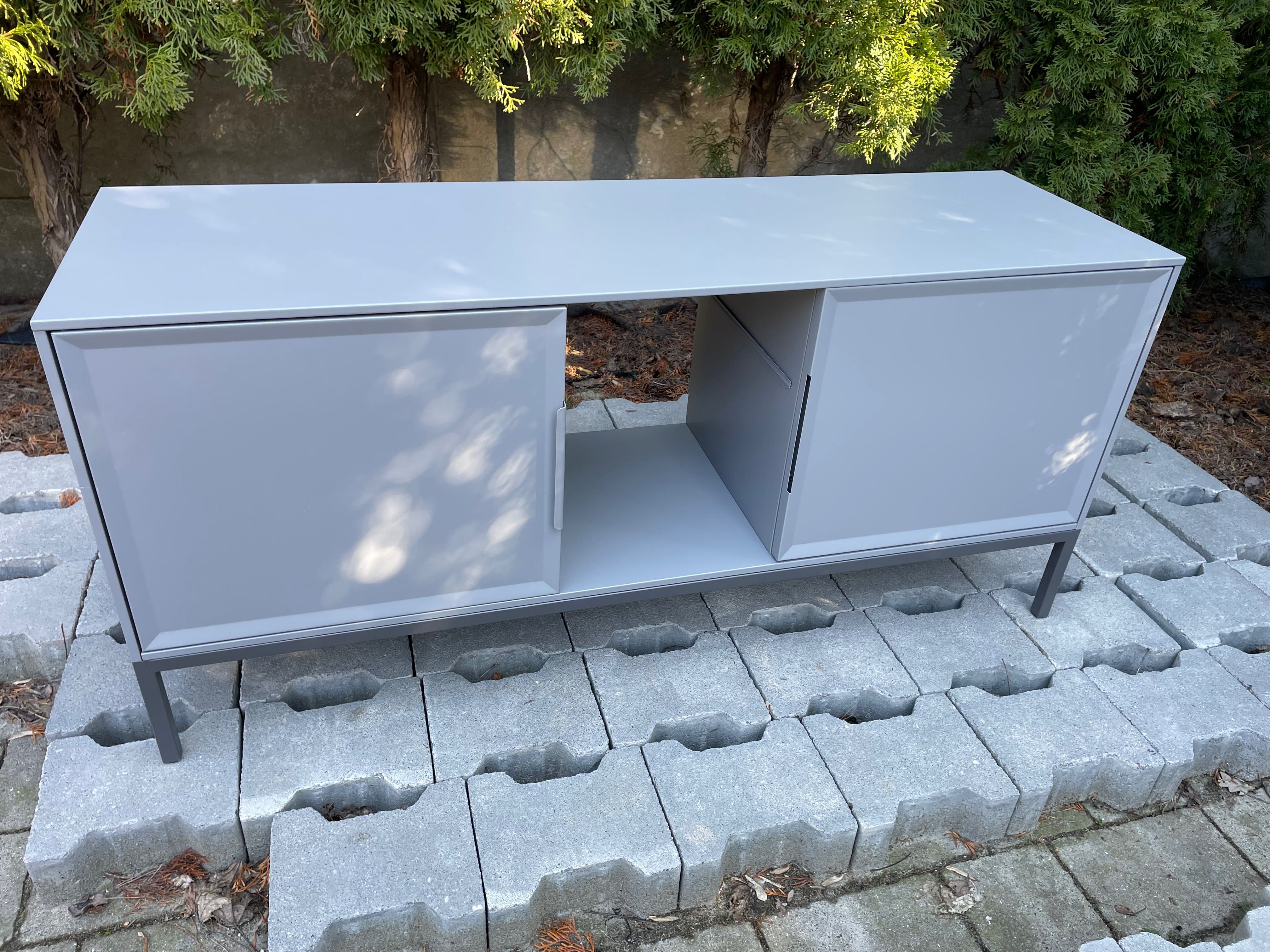 Tullstorp metalowa szafka RTV pod telewizor z IKEA
