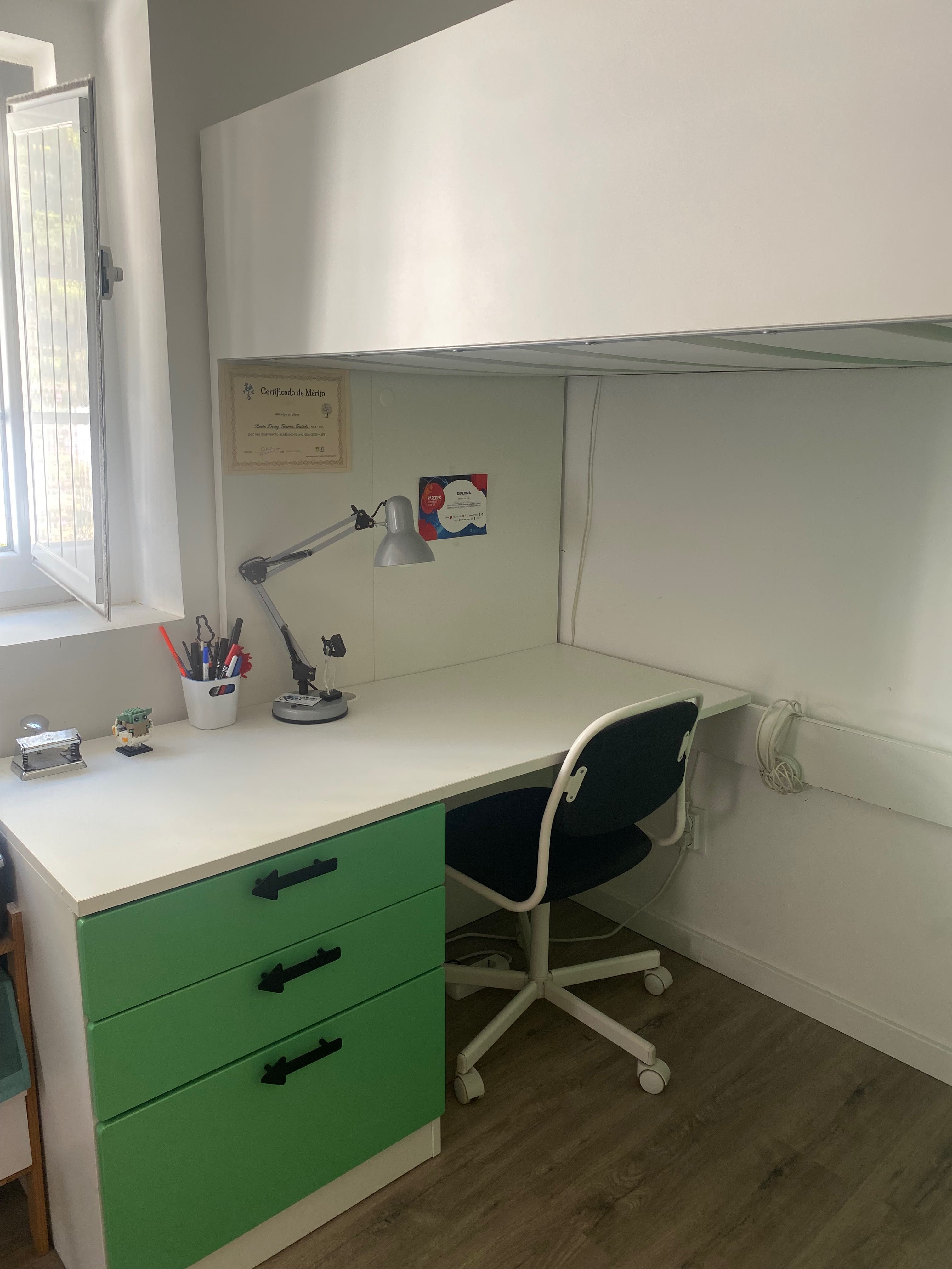 Cama alta IKEA c/ roupeiro e secretária