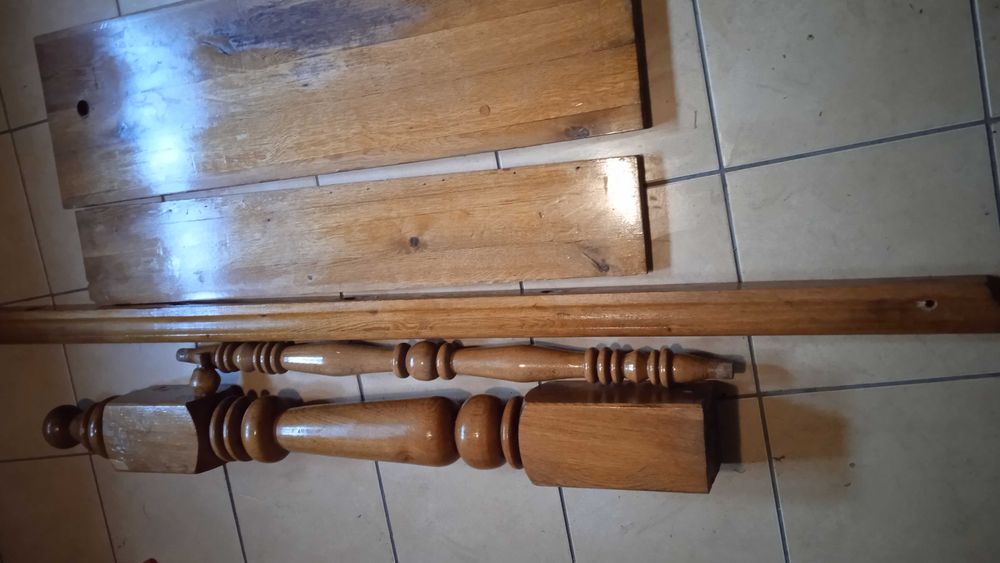 Słupki schodowe ,tralki i poręcze dębowe do renowacji 40 zł za sztukie