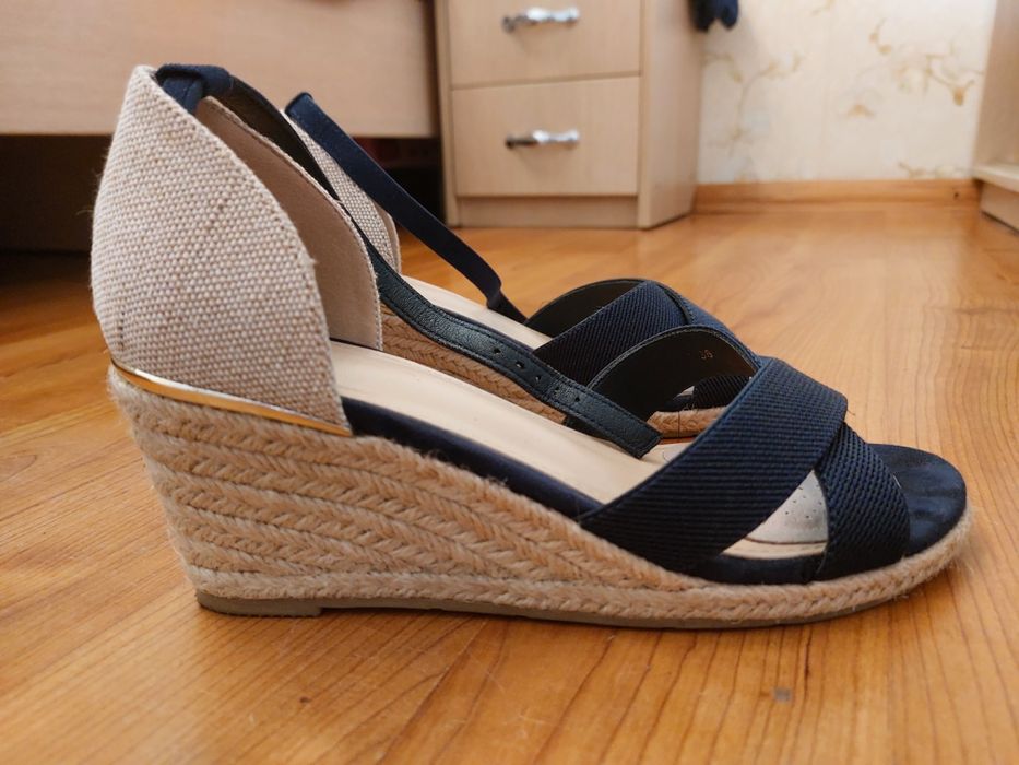 Продам босоніжки на платформі