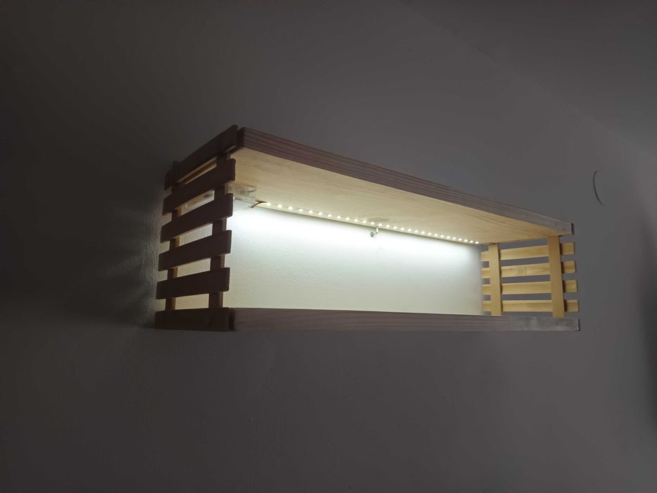 Półka wisząca z lamelami LED