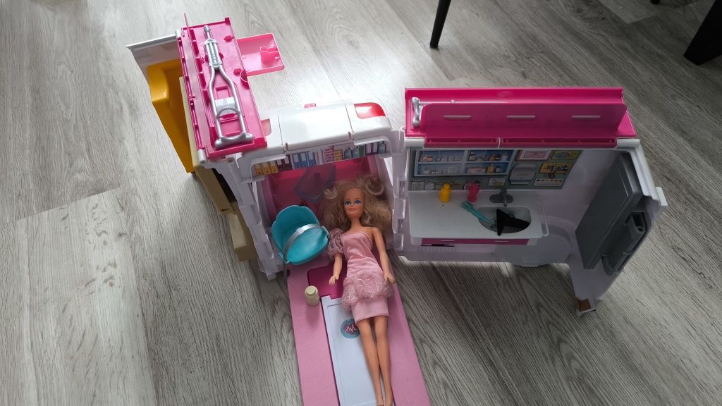 Sprzedam karetkę barbi