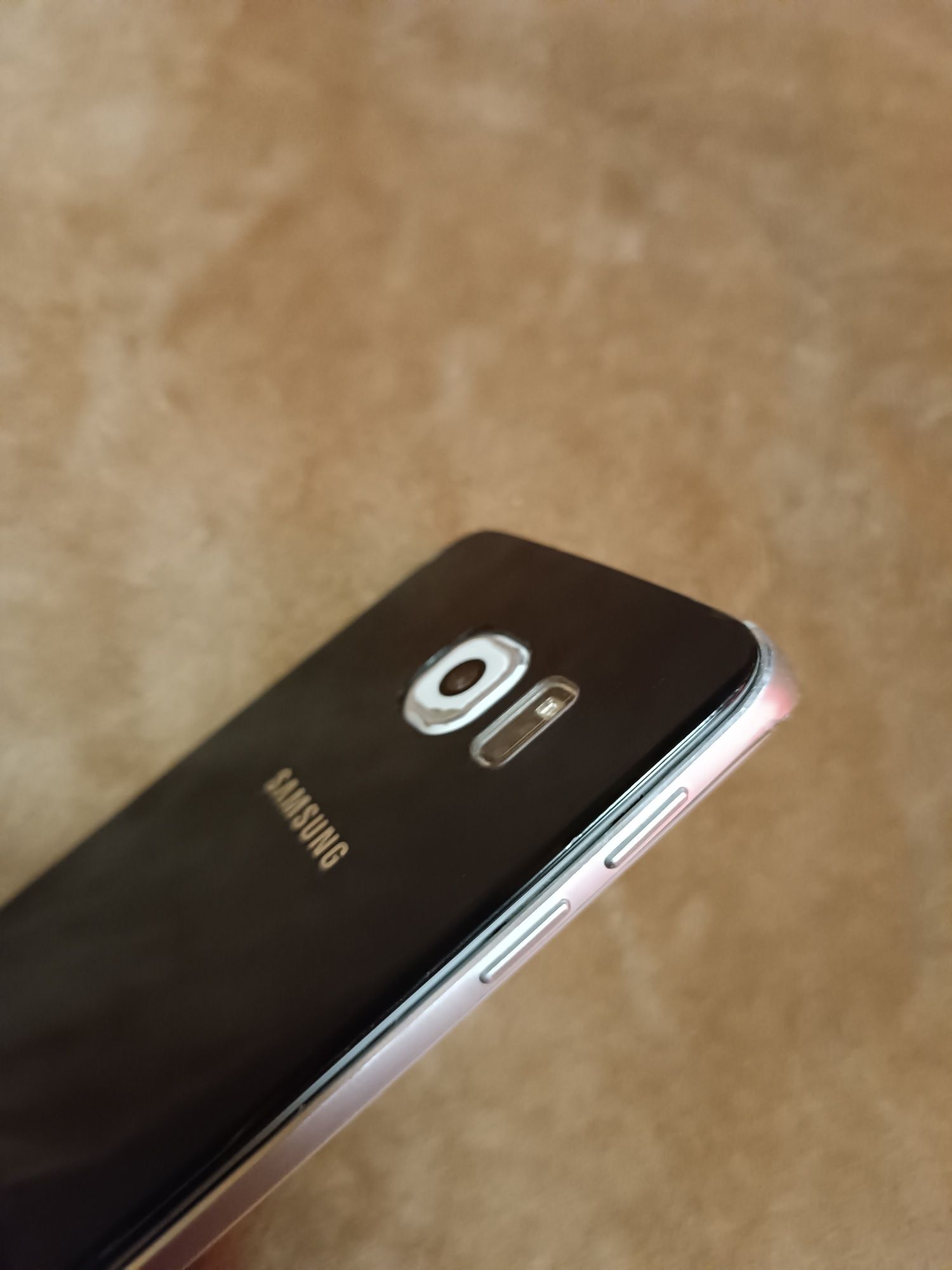 Телефон Samsung S6 Edge.