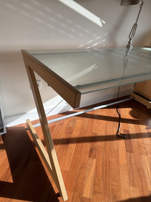 Mesa e estante escritorio vidro