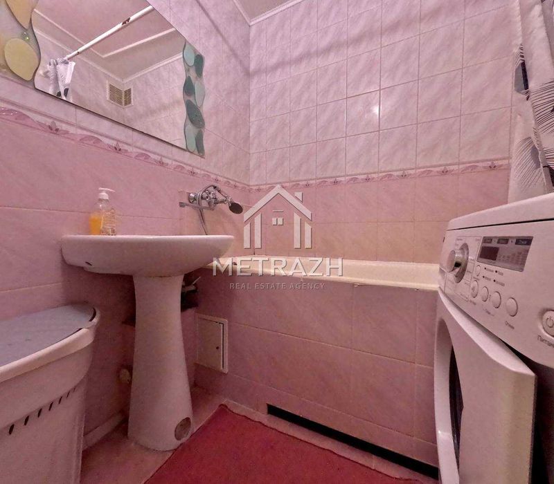 89060Продам 3 комнатную на Роганской!