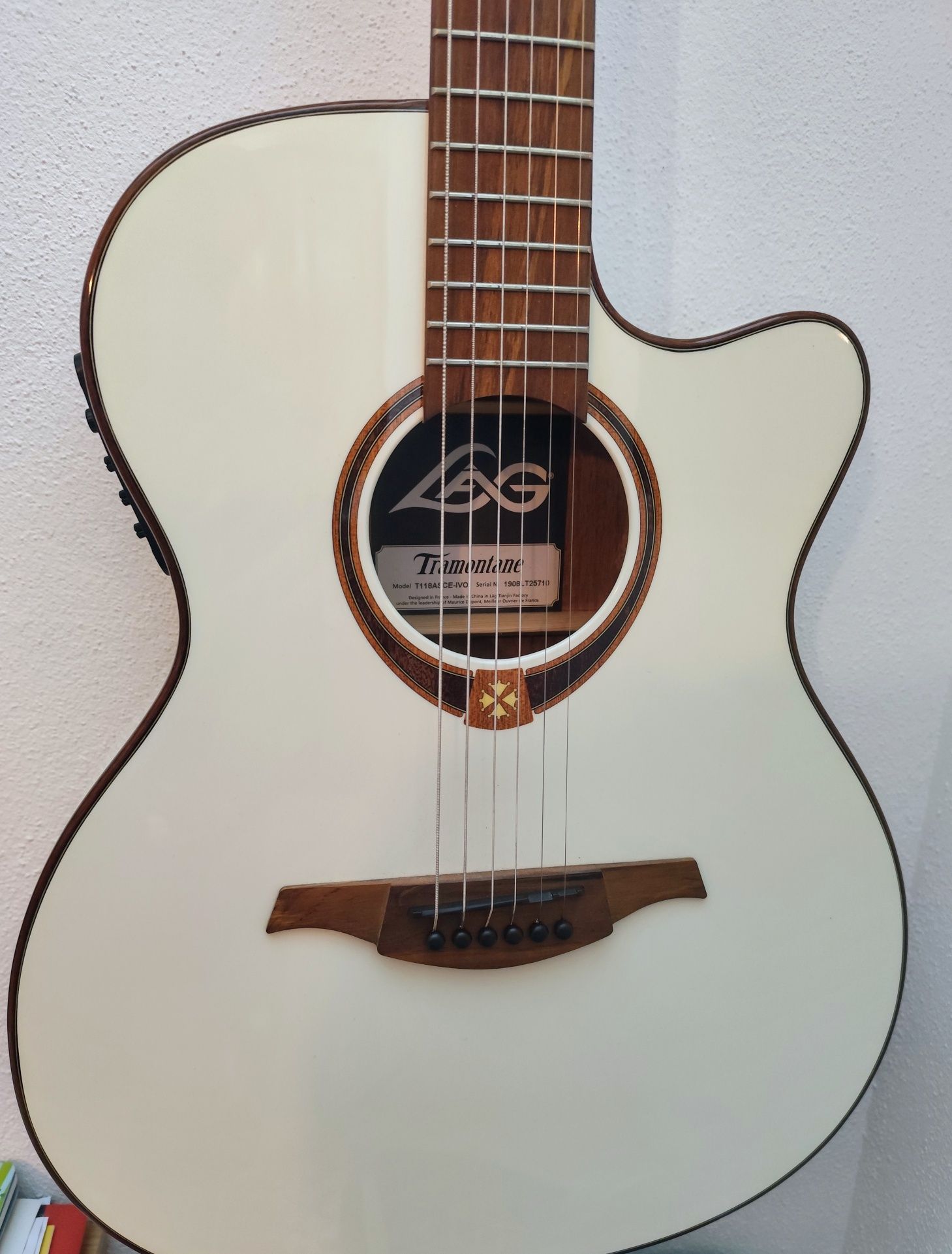 Guitarra Lag Tramontane branco pérola.