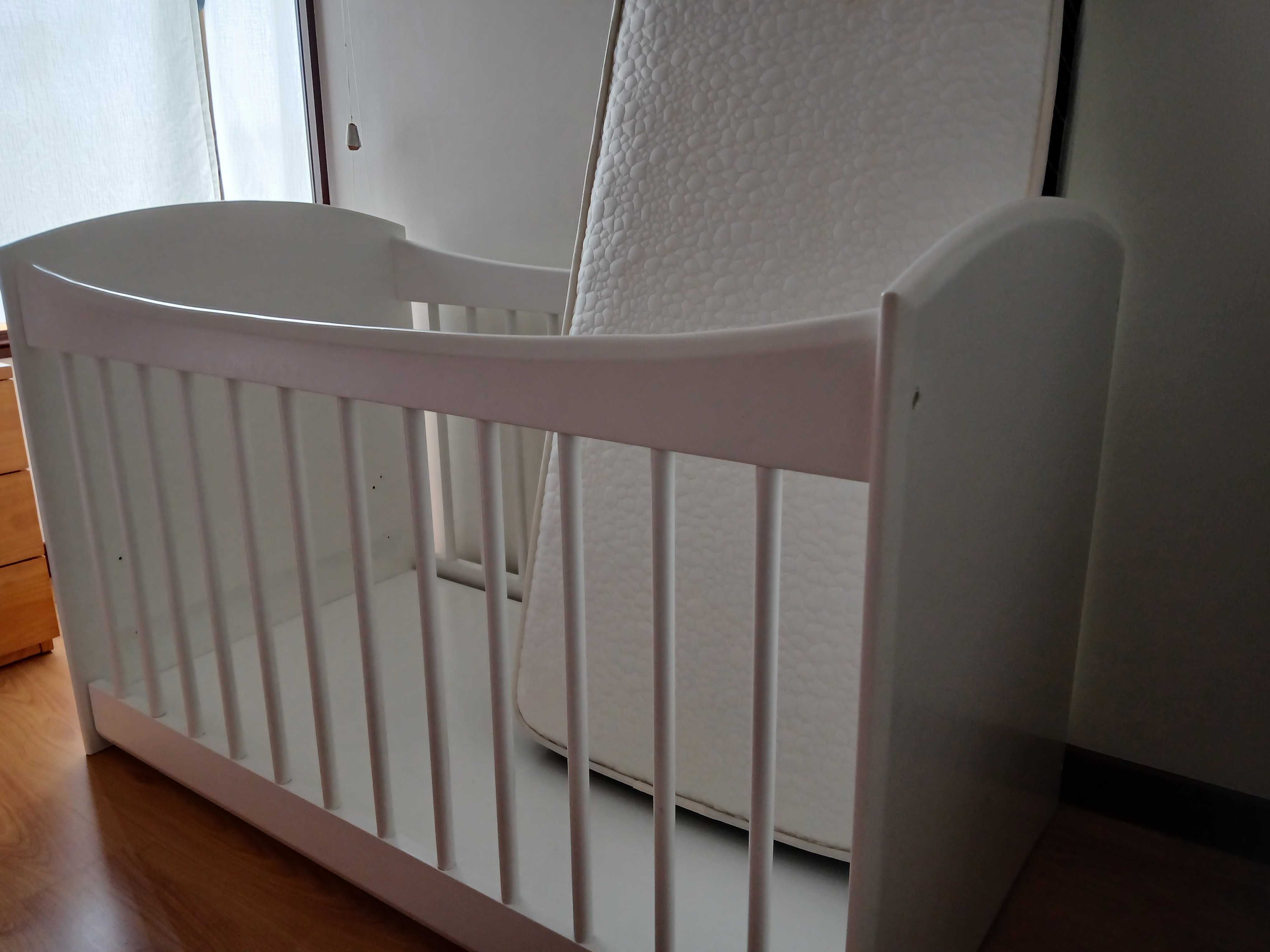 Cama bebé , madeira lacada branco