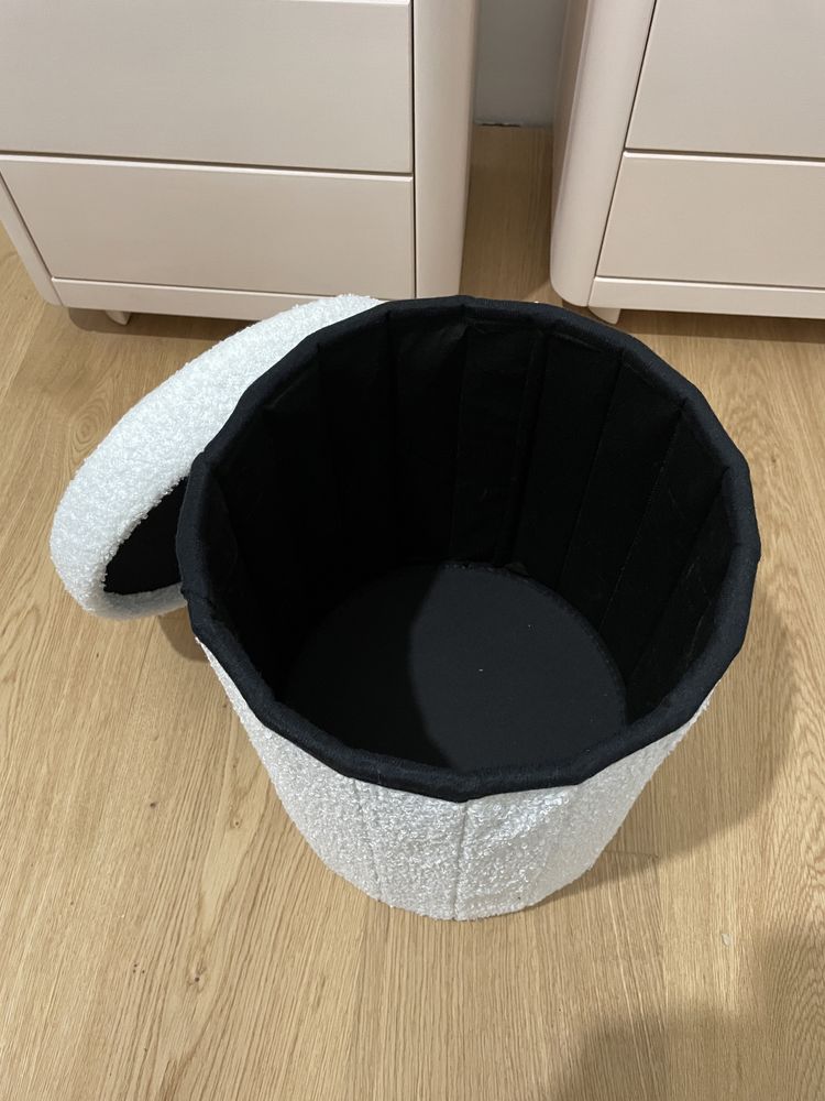 Nowa pufa ze schowkiem tkanina boucle kremowy
