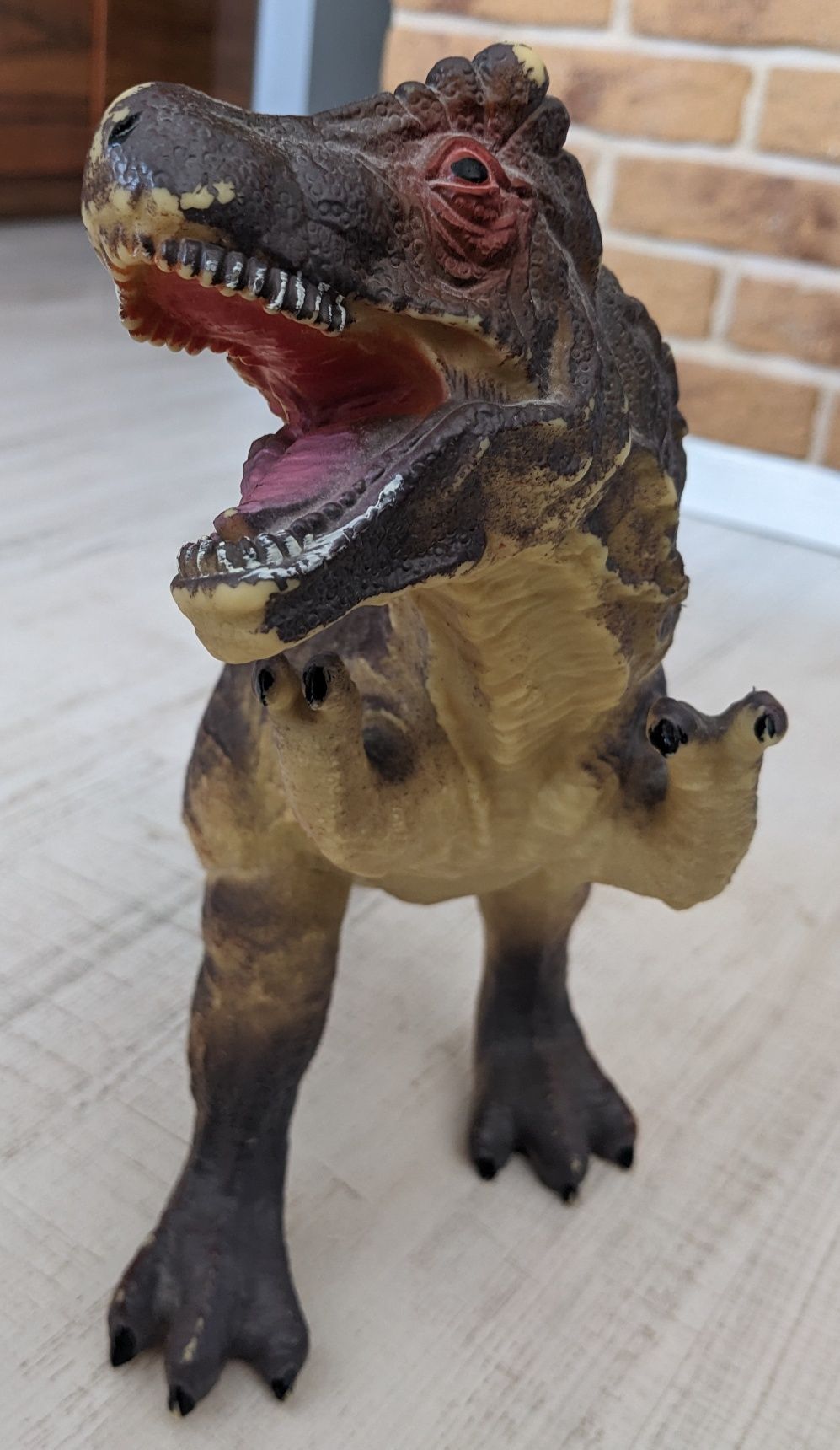 Duży gumowy dinozaur Tyranozaur