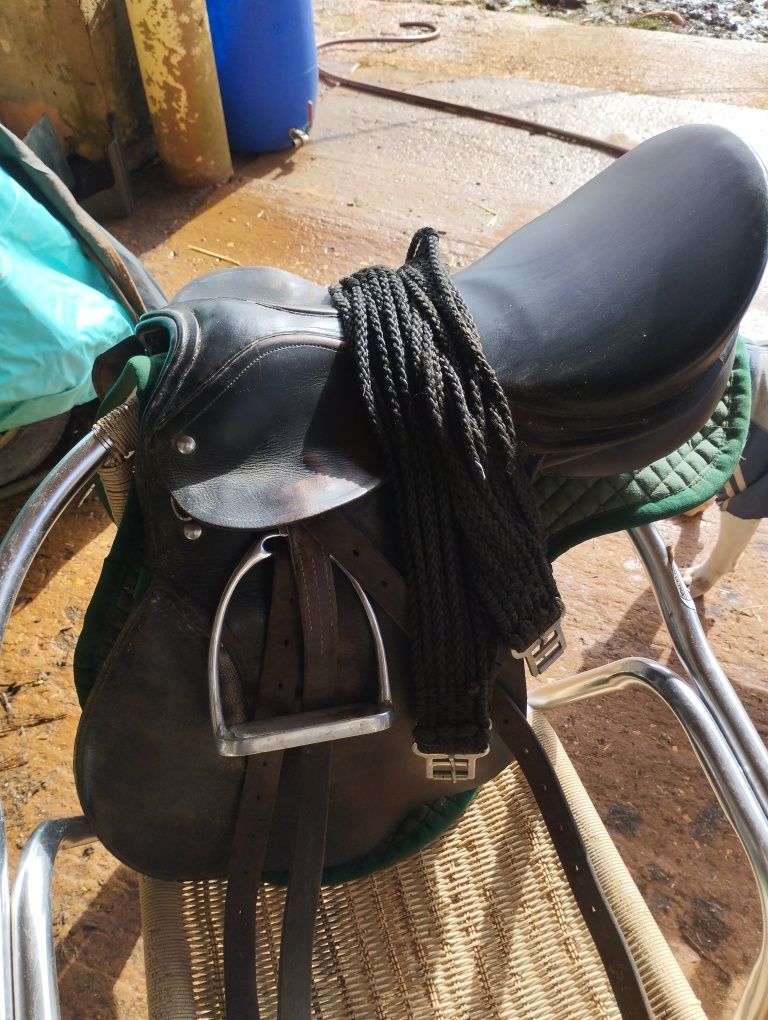 Vende se 2 selas de equitação