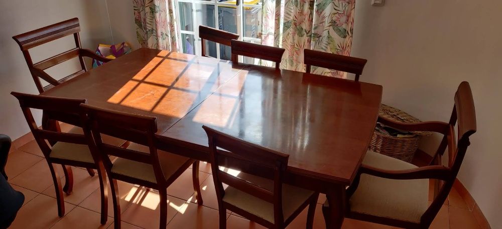Mesa e 6 cadeiras de madeira maciça