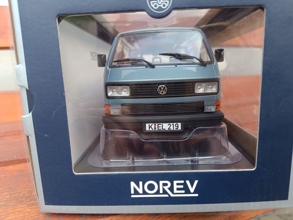 VW Multivan Norev