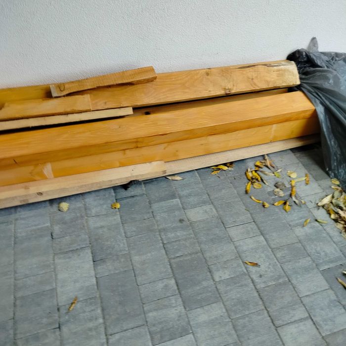 łaty i inne pozostałości z budowy wiaty