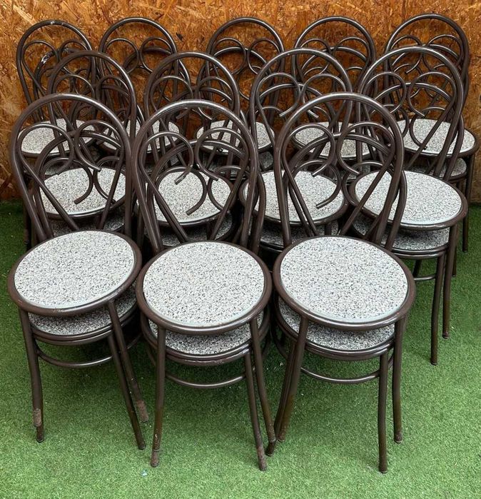 Cadeiras de pasterlaria usadas sinais de uso nos pes