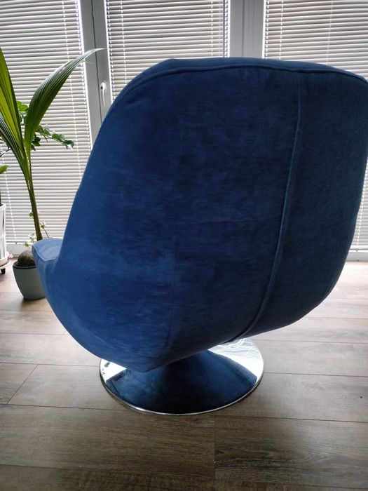 Wygodny  welurowy niebieski  fotel obrotowy z chromowaną podstawą