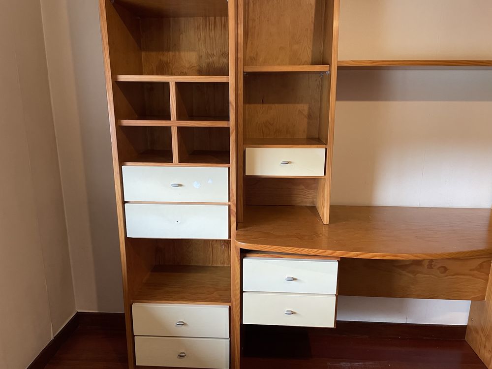 Quarto de solteiro tipo estudio em madeira de pinho com portas lacadas