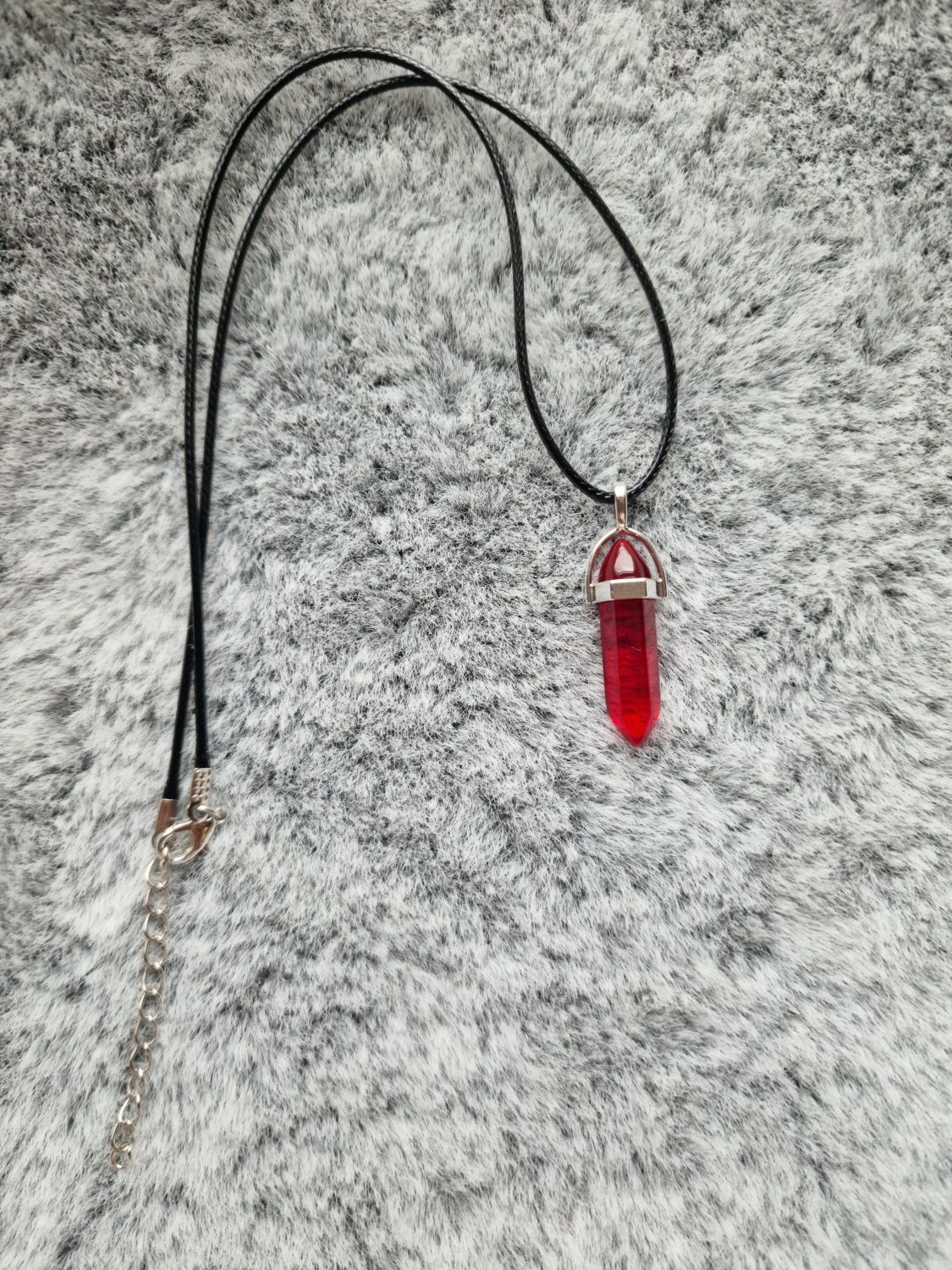 Naszyjnik amulet grot srebrny naszyjnik z kamieniem czerwony bordowy