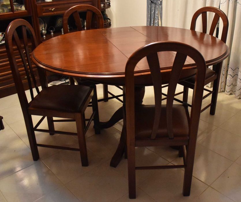 Mesa e 4 cadeiras