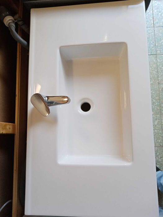 Lavatório em cerâmica com armário