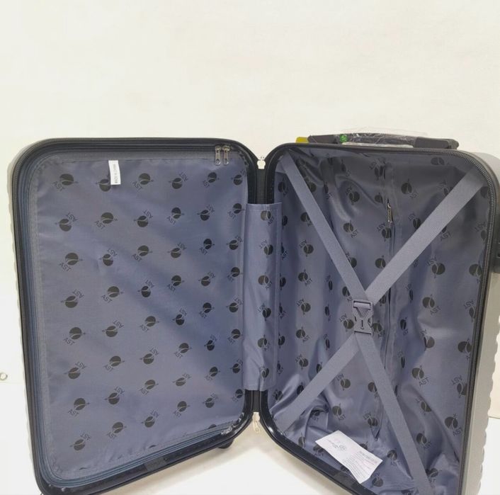 Велика валіза 28, легка, жорсткий корпус,4 колеса