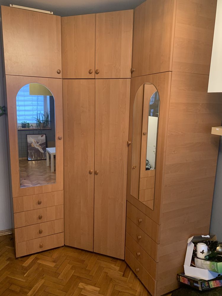 Sprzedam bardzo pojemną narożną szafę