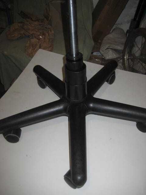 Основа для компьютерного кресла с колесиками и пневмоцилиндром