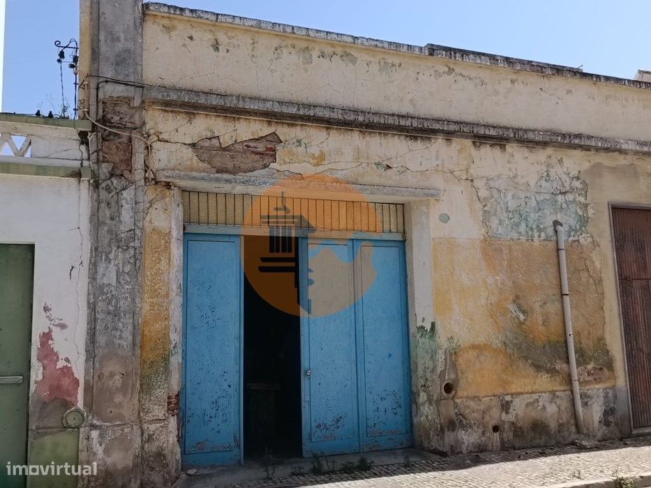 Armazem - Com Possibilidades De Construir Moradia Ou Predio - Centr...
