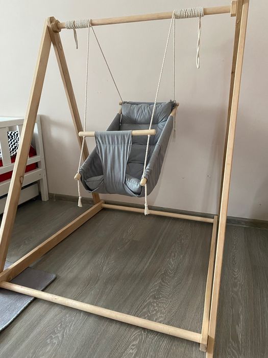 Дитяча гойдалка з деревʼяною стійкою