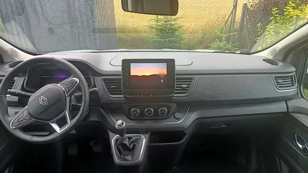 NOWY Renault Trafic 2025 – Wynajem Bus 9-osobowy | Terminy wakacyjne!