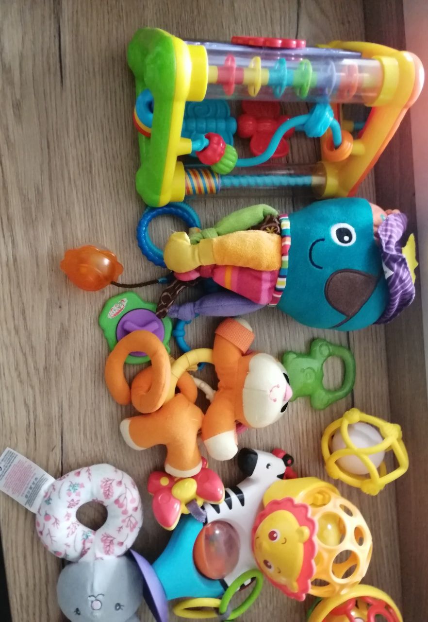 zabawki dla niemowlaka, grzechotka, zawieszka, maskotka, gryzak