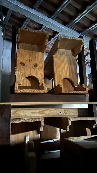 mesas e bancos em madeira