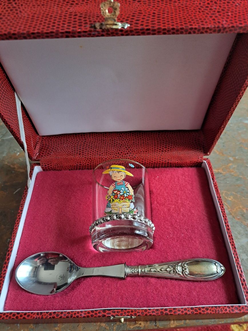 Estojo com copo aro em prata e colher em aço inox com cabo em prata.