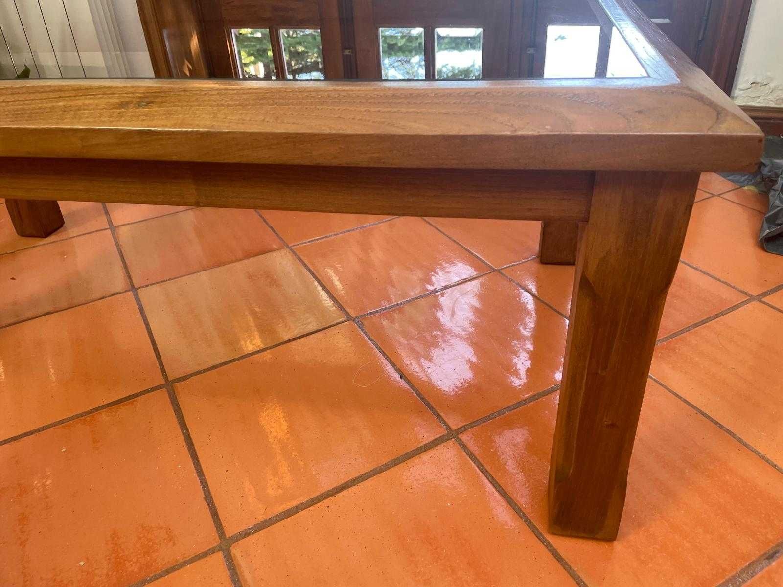 Mesa de centro em castanho maciço com vidro bronze