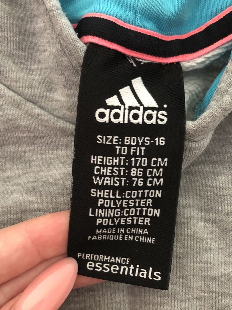 серое худи Adidas